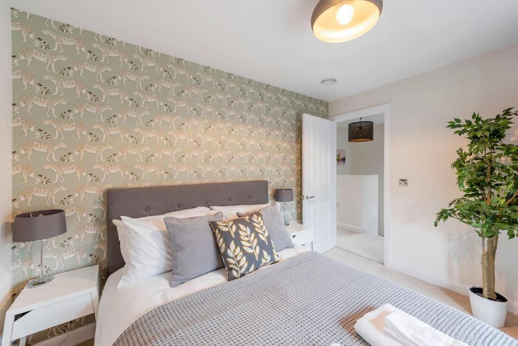 Fantastic 3-Bed House With Parking Villa Bath Bagian luar foto