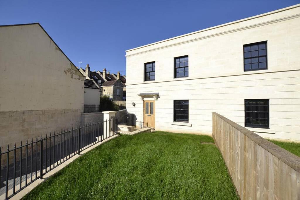 Fantastic 3-Bed House With Parking Villa Bath Bagian luar foto