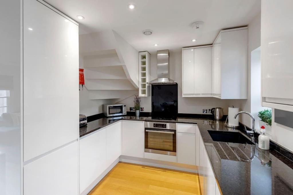 Fantastic 3-Bed House With Parking Villa Bath Bagian luar foto