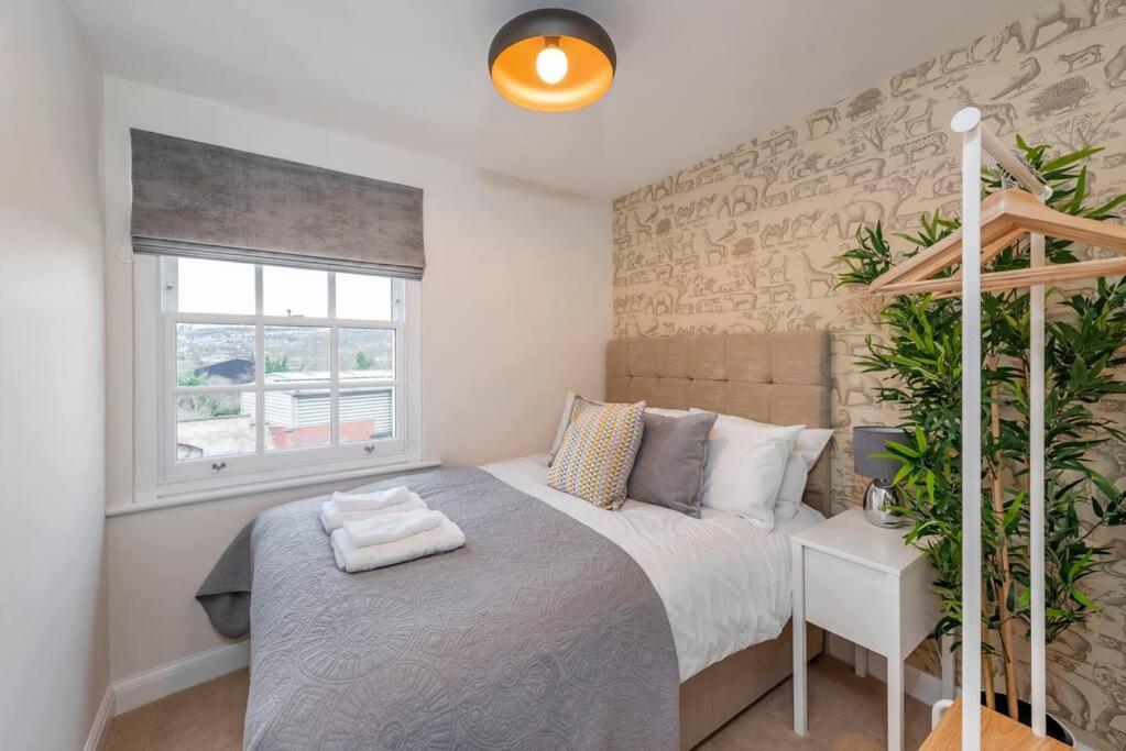 Fantastic 3-Bed House With Parking Villa Bath Bagian luar foto