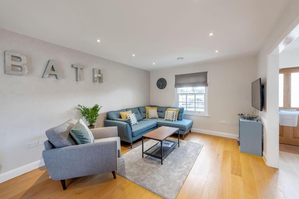 Fantastic 3-Bed House With Parking Villa Bath Bagian luar foto