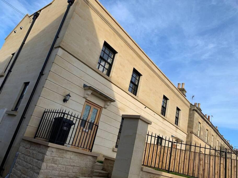 Fantastic 3-Bed House With Parking Villa Bath Bagian luar foto