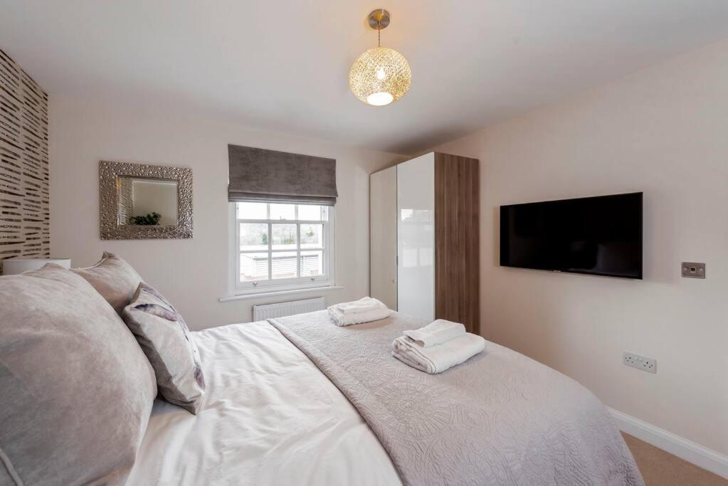 Fantastic 3-Bed House With Parking Villa Bath Bagian luar foto