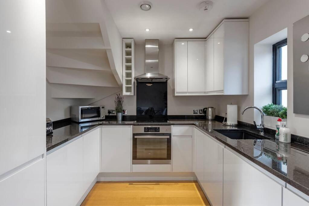 Fantastic 3-Bed House With Parking Villa Bath Bagian luar foto