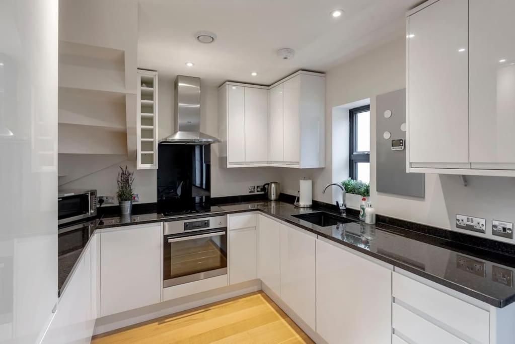 Fantastic 3-Bed House With Parking Villa Bath Bagian luar foto