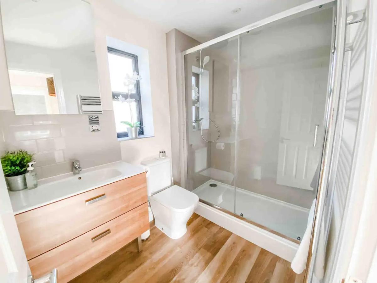 Fantastic 3-Bed House With Parking Villa Bath Bagian luar foto